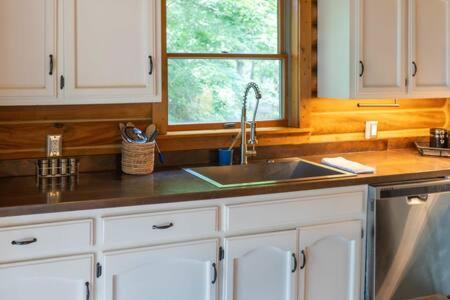 Monterey Cozy 2 Bedroom Cabin Nestled In Wooded Hideaway מראה חיצוני תמונה