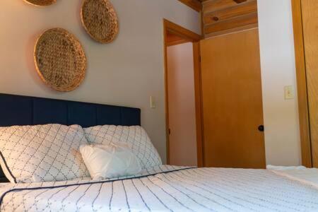 Monterey Cozy 2 Bedroom Cabin Nestled In Wooded Hideaway מראה חיצוני תמונה